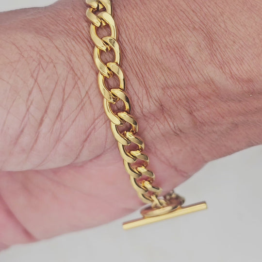 18kt gold stainless steel linked chain with labradorite or moonstone gemstones. Toggle closure and oblong pendant.