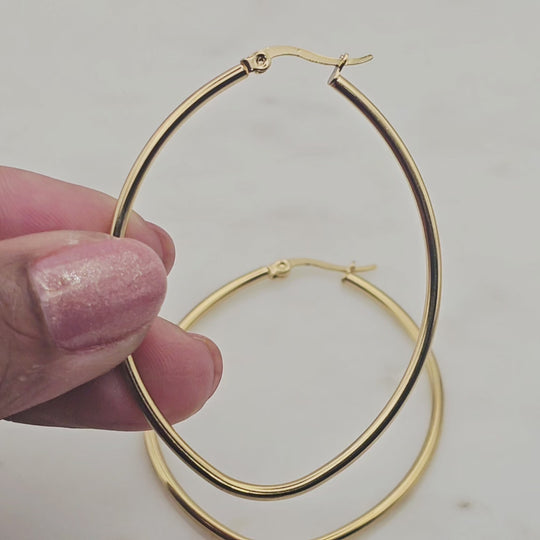 18kt gold stainless steel hoop earrings. Non-tarnish and waterproof. The unique shape make these hoops elevated, elegant and stylish. Great to pair with complimenting necklaces and a fashionable outfit.